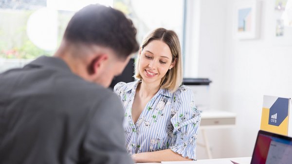 Mitarbeitende im Feedbackgespräch am Tisch