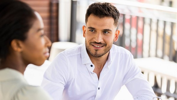 Zwei Mitarbeitende im Feedbackgespräch