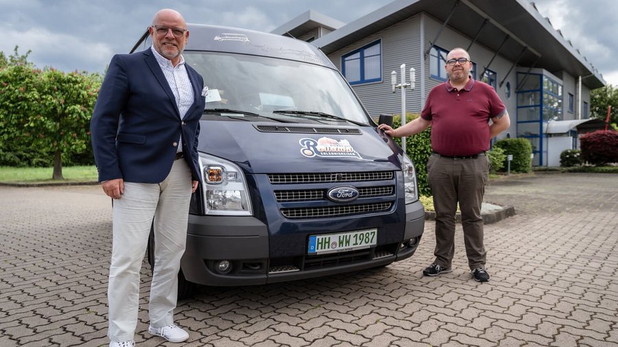 Rolf Weßling und Klaus Böhning stehen vor Transporter in Hamburg auf Privatgelände