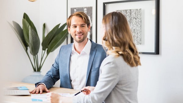 OVB Finanzberater mit Kundin im Büro OVB Finanzberater mit Kundin im Büro